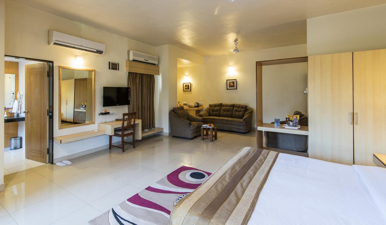 Hotel Phoenix Koregaon Park Пуна Экстерьер фото