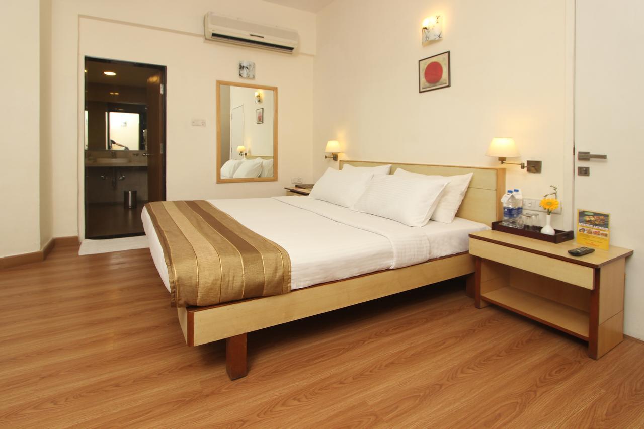 Hotel Phoenix Koregaon Park Пуна Экстерьер фото