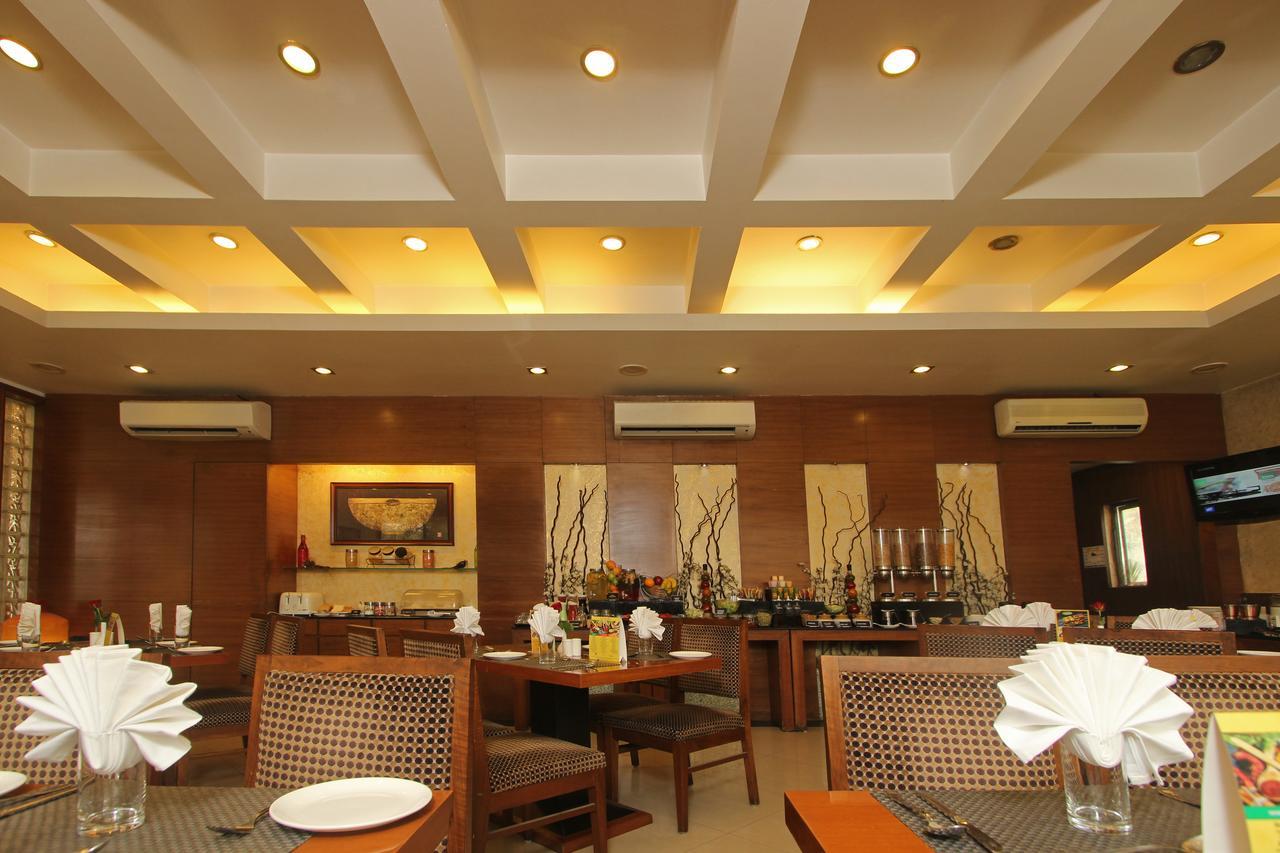 Hotel Phoenix Koregaon Park Пуна Экстерьер фото