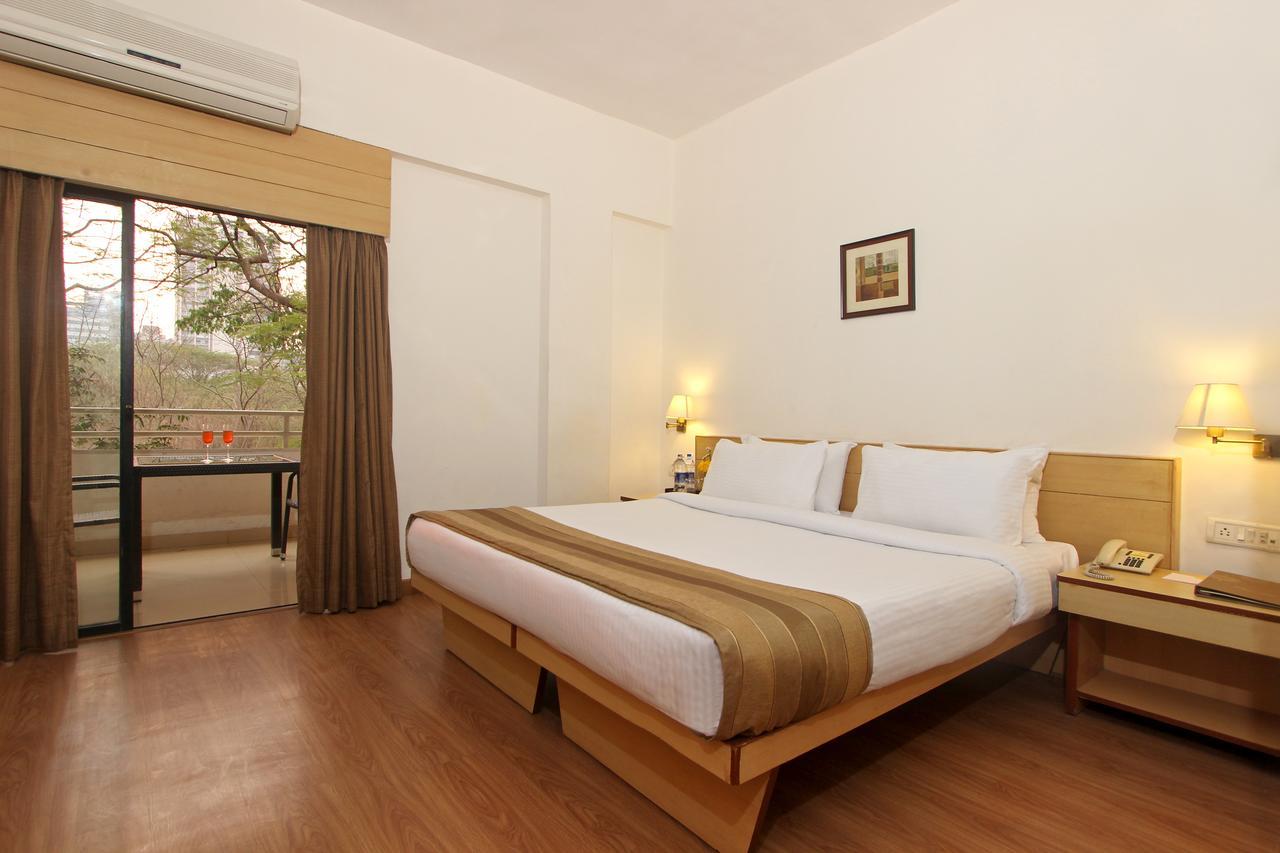 Hotel Phoenix Koregaon Park Пуна Экстерьер фото