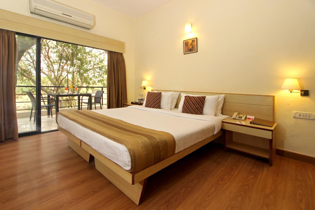 Hotel Phoenix Koregaon Park Пуна Экстерьер фото