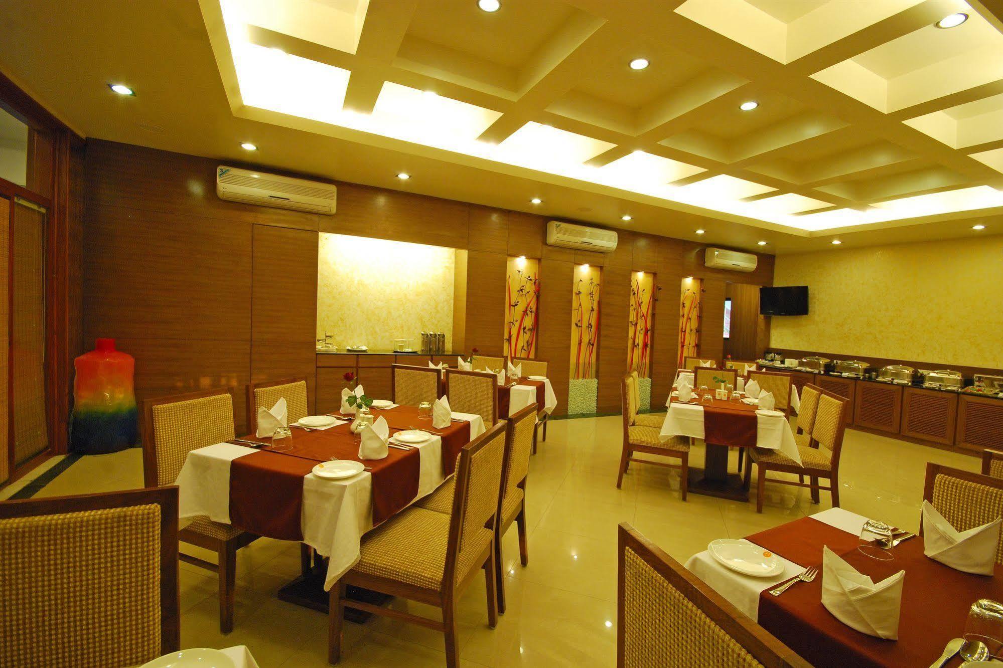 Hotel Phoenix Koregaon Park Пуна Экстерьер фото