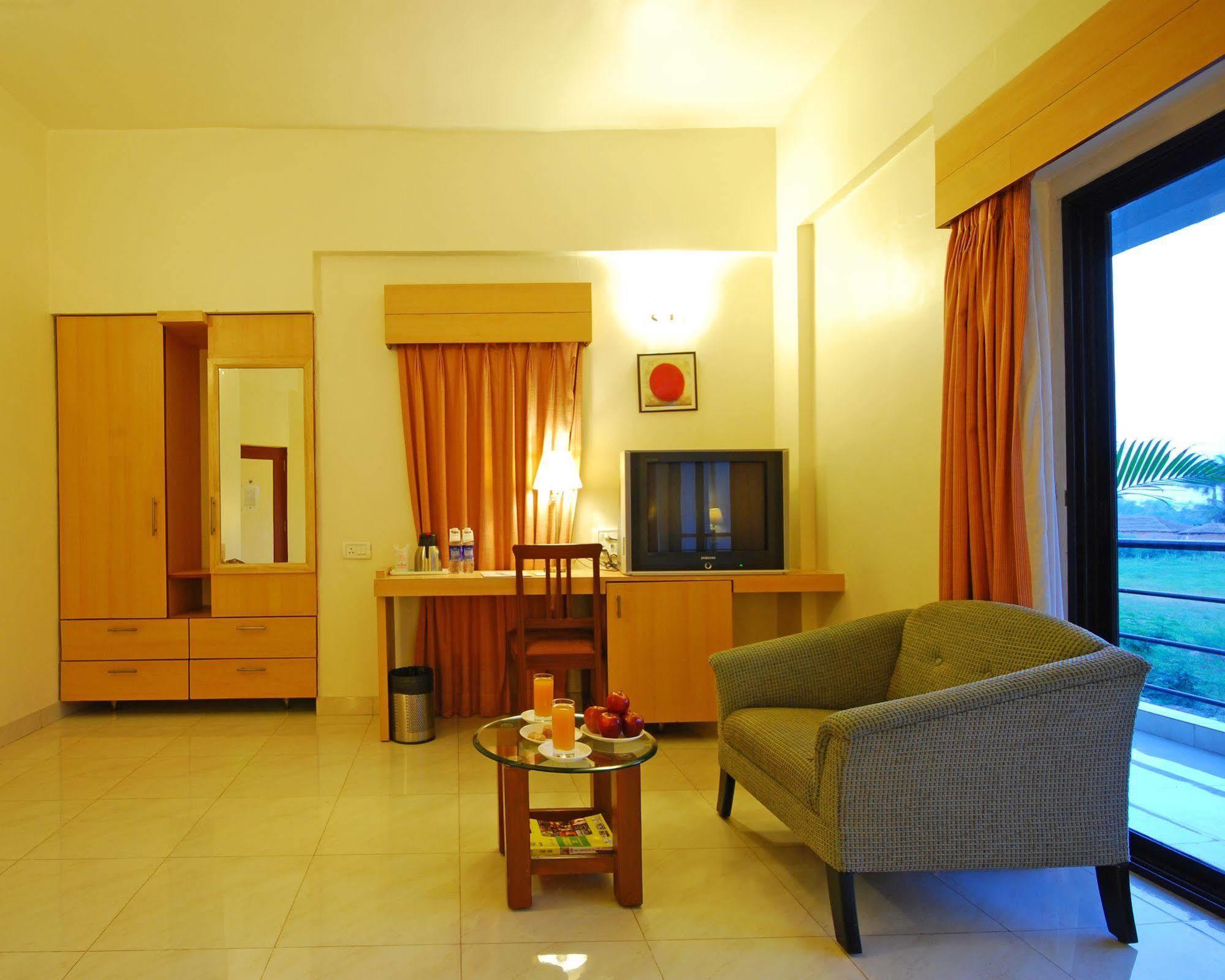 Hotel Phoenix Koregaon Park Пуна Экстерьер фото