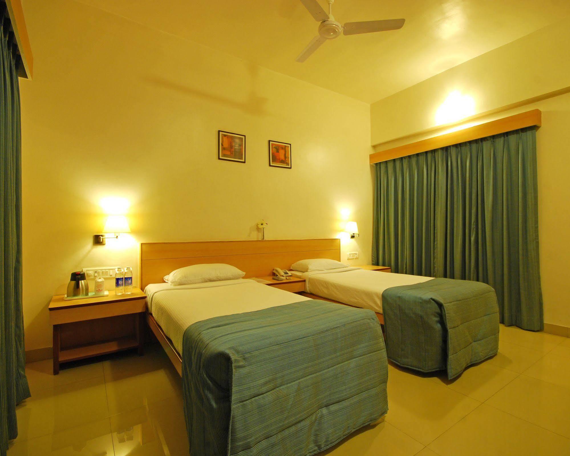Hotel Phoenix Koregaon Park Пуна Экстерьер фото