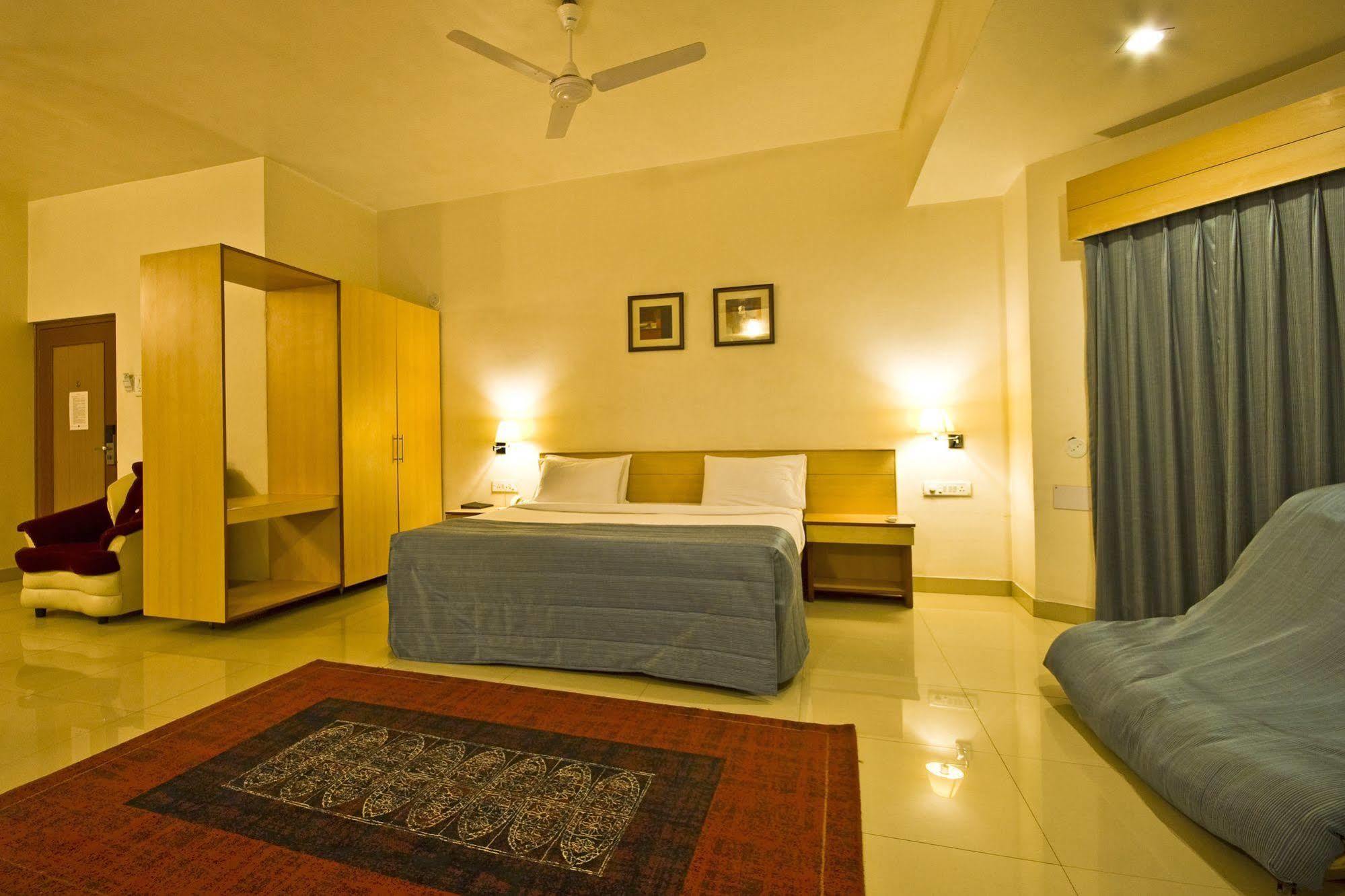 Hotel Phoenix Koregaon Park Пуна Экстерьер фото