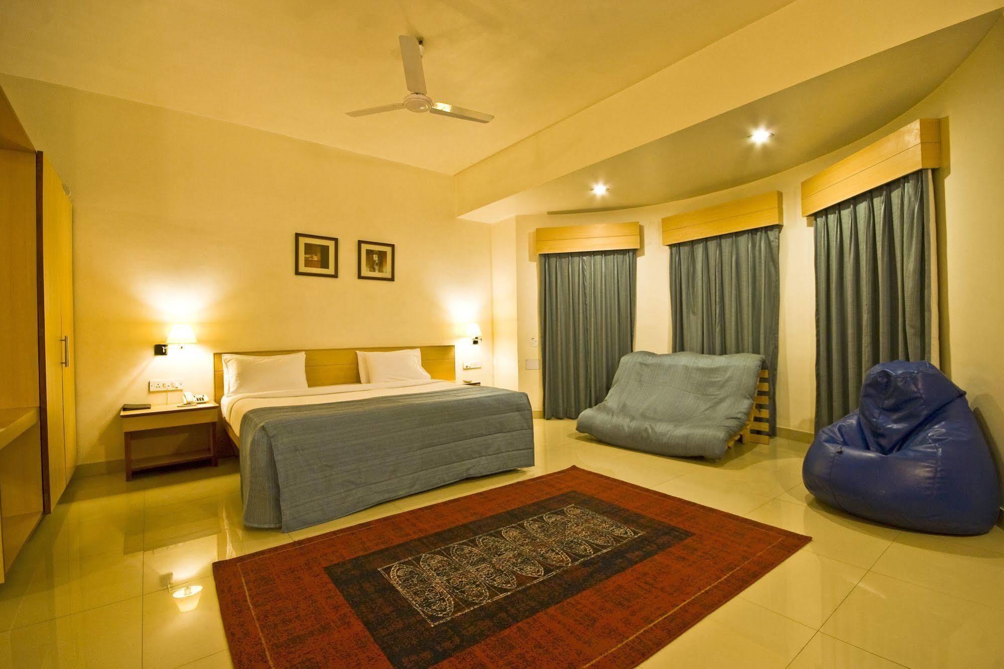 Hotel Phoenix Koregaon Park Пуна Экстерьер фото