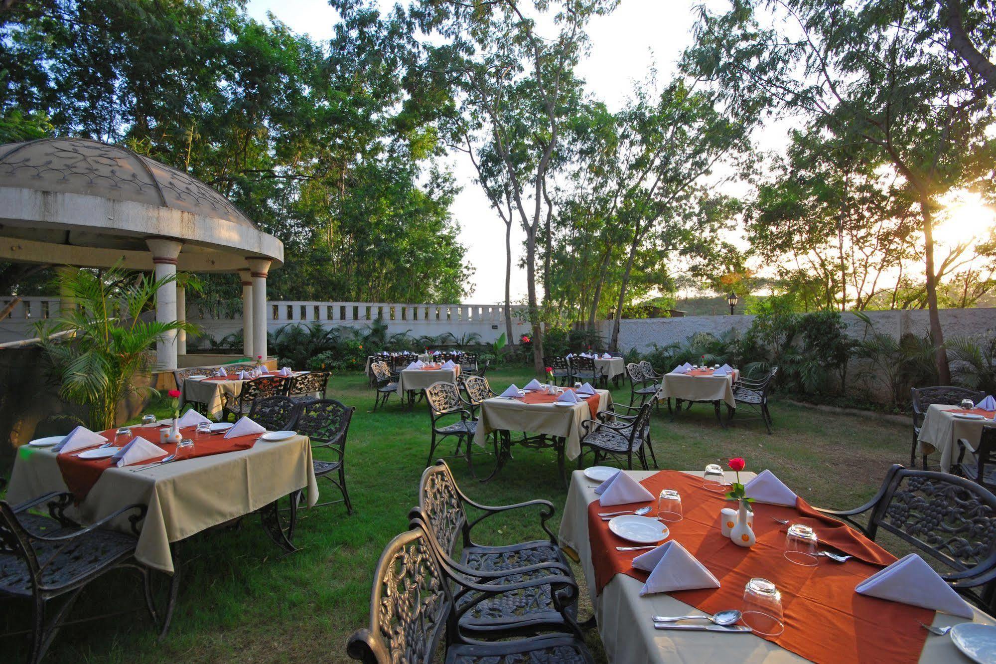Hotel Phoenix Koregaon Park Пуна Экстерьер фото